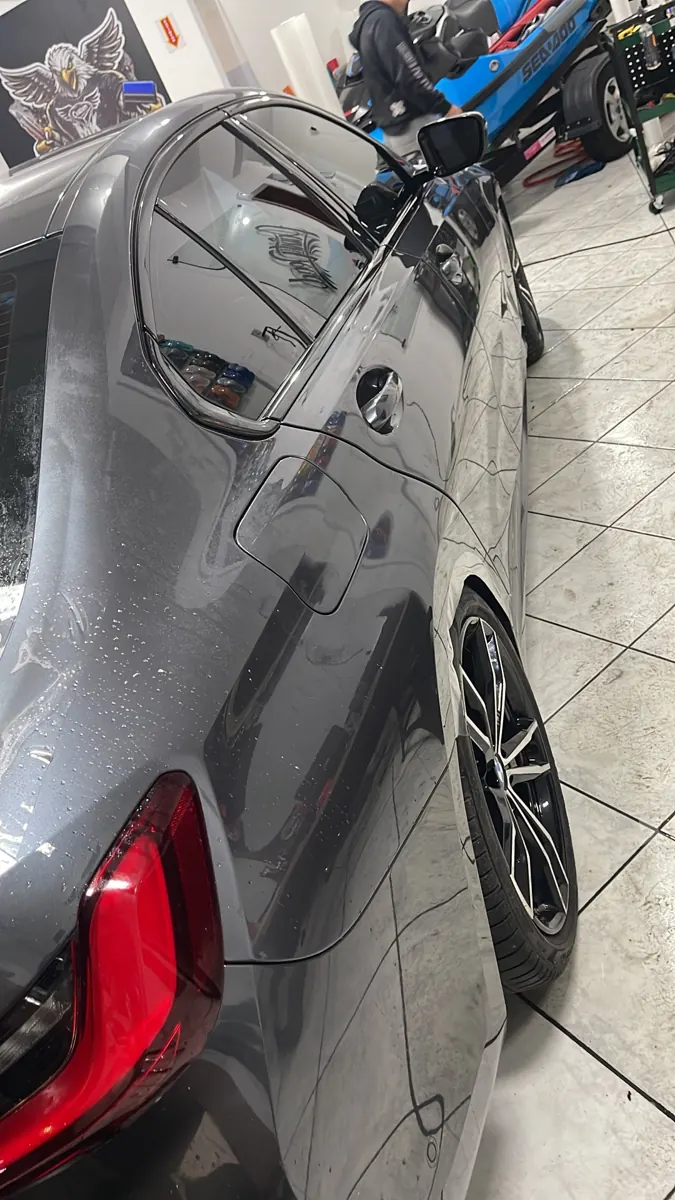 Aplicação de PPF na lateral de BMW cinza