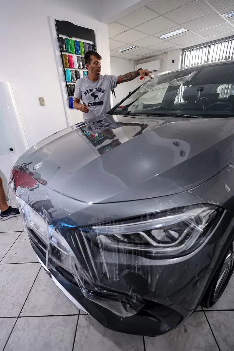 Recorte preciso de PPF na região do para-brisa de Mercedes-Benz