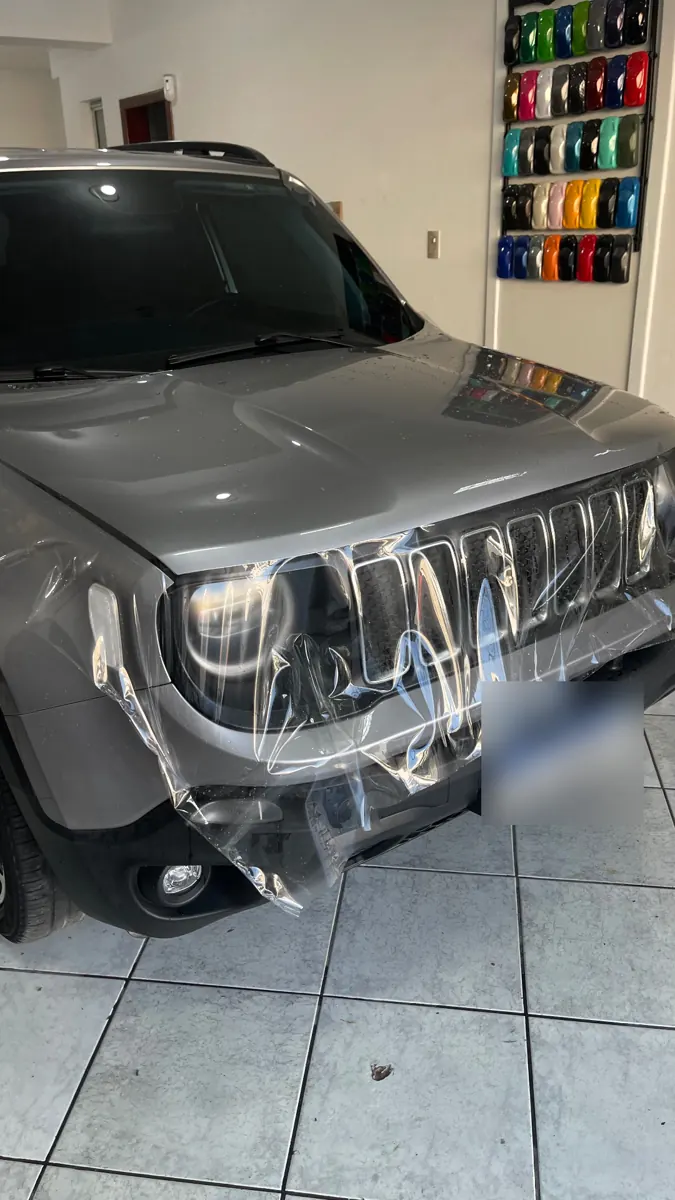 PPF sendo aplicado no frontal de Jeep Renegade