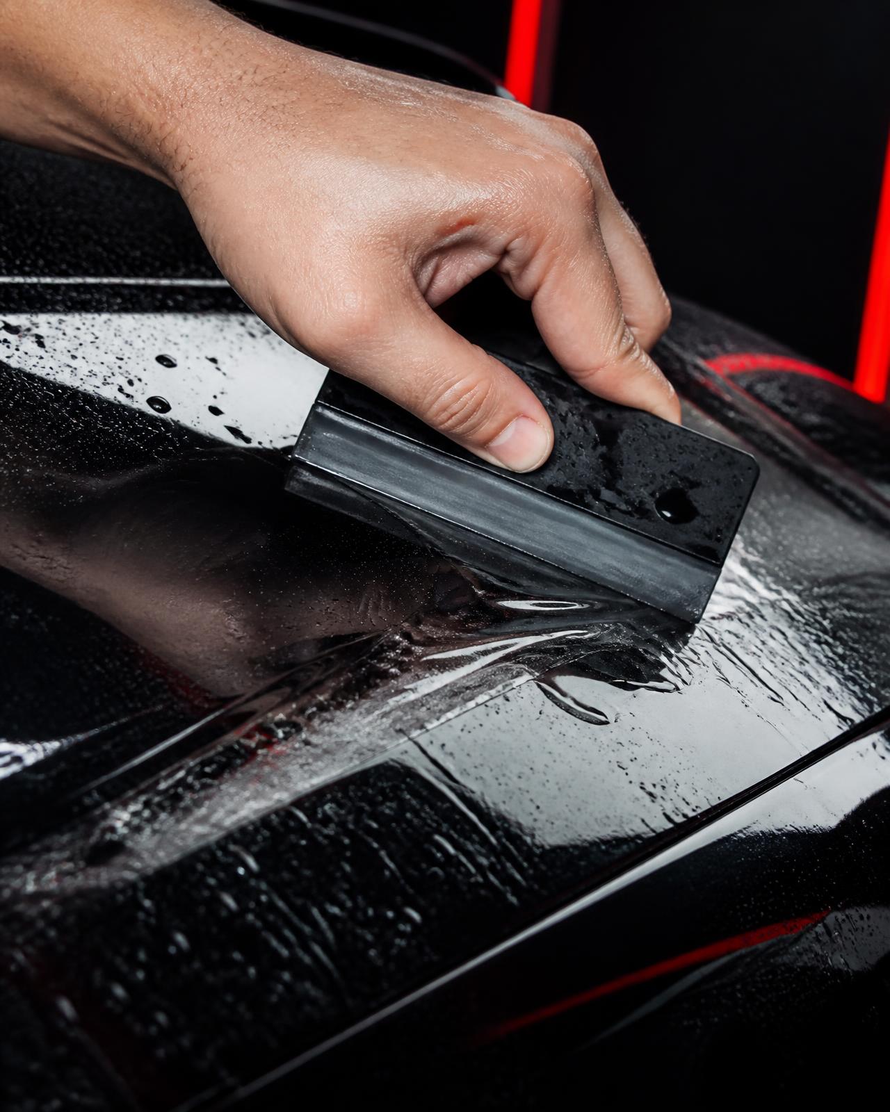 Detalhe da aplicação de película PPF automotivo